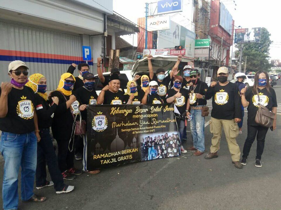 Relawan Solid Jember Bagi-bagi Takjil dan Masker